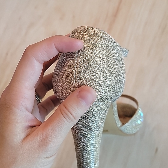 De Blossom Collection Peep Toe Rhinestone Ankle Strap Champagne Heels Size 6 1/2 - Picture 10 of 12